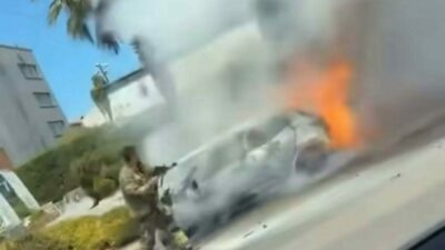 Bursa’da seyir halindeki araç motor kısmından arıza yapınca alev topuna