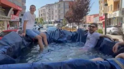 Bursa’da sıcak havalardan bunalan bir grup genç, traktörün römorkunu suyla