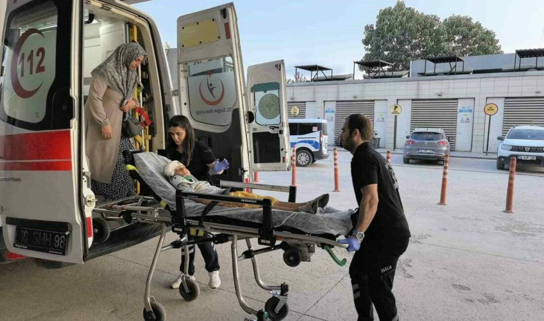 Sürgülü kapının altında kalan çocuk ağır yaralandı Bursa’nın İnegöl ilçesinde meydana gelen olayda apartmanın devrilen demir sürgülü