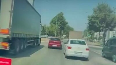 Bursa’da kör noktada kalan otomobil, tırın şerit değiştirmesi sonucu kullanılmaz