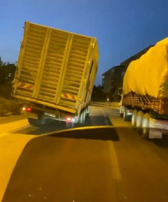 Trafikte tehlike saçan kamyon Bursa’nın İnegöl ilçesinde seyir halinde olan bir kamyonun yıkılmak üzere