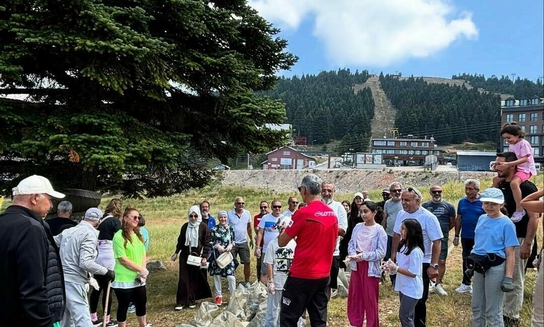 Uludağ’da yangın riskine karşı her taşın altını temizleyen kayak öğretmenleri