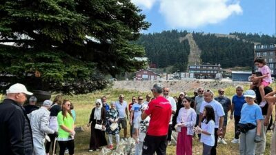 Uludağ’da yangın riskine karşı her taşın altını temizleyen kayak öğretmenleri