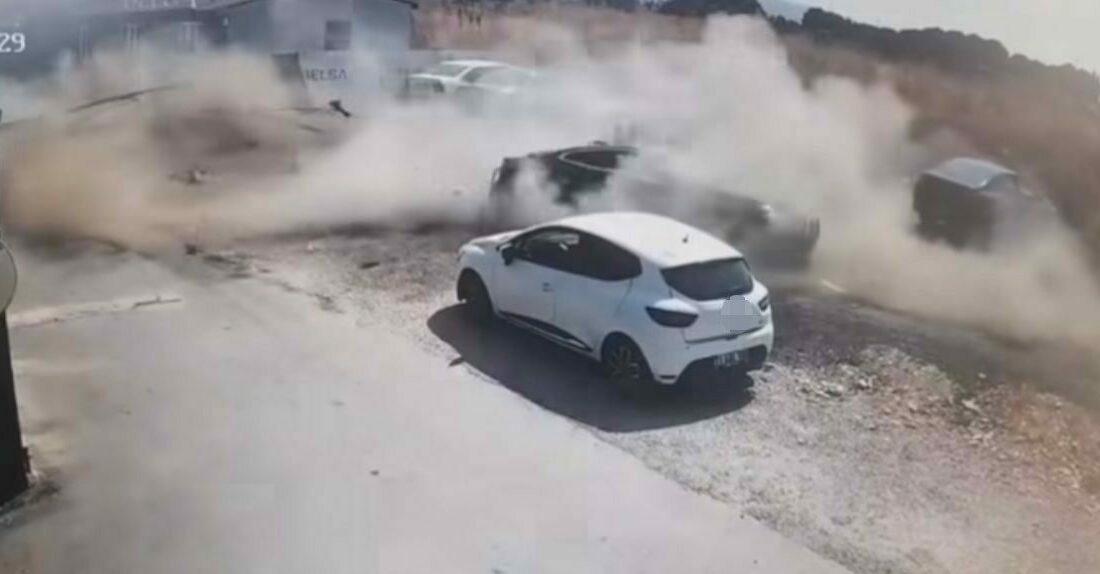 Vincin devrildiği anlar kamerada: Facia teğet geçti Bursa’da bir inşaat sahasında operatörün içinde bulunduğu vincin devrildiği anlar