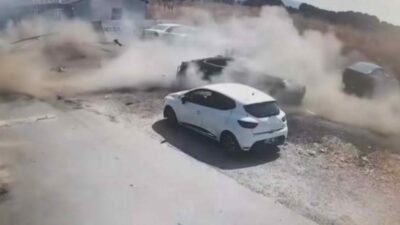 Bursa’da bir inşaat sahasında operatörün içinde bulunduğu vincin devrildiği anlar