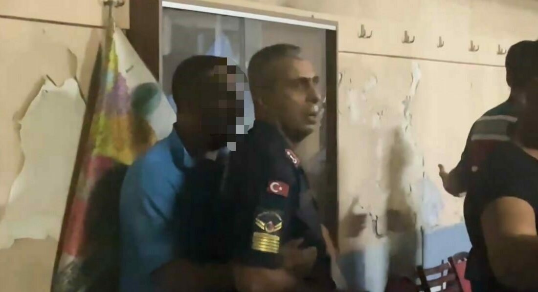 Yangın yerinde hırsızlık iddiası ortalığı böyle karıştırdı… Tekme tokat dövüldü, jandarma kurtardı Bursa’da orman yangınına yardım için gelenler arasında bir kişinin hırsızlık