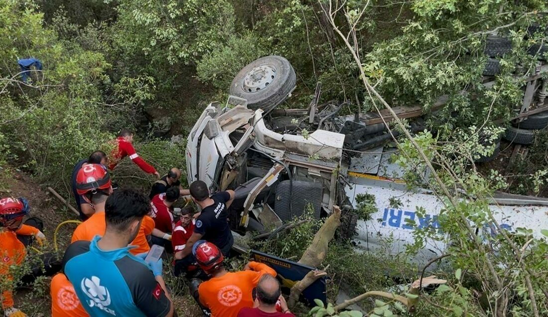 Yangına giderken kazada hayatını kaybeden 3 kişinin kimlikleri belli oldu Bursa’nın Gürsu ve Kestel ilçelerinde etkili olan orman yangınlarına gönüllü