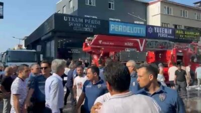 Bursa’da tekstil atölyesindeki yangına müdahale eden itfaiye ekipleri ile iş