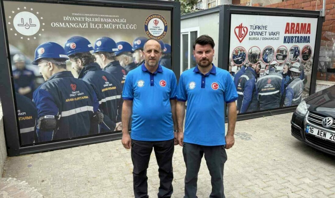 Yangınla mücadele arasında araç üzerinde namazını kılan kahramanlar İHA’ya konuştu Bursa’nın Harmancık ilçesinde orman yangınını söndürme çalışmaları esnasında itfaiye aracının