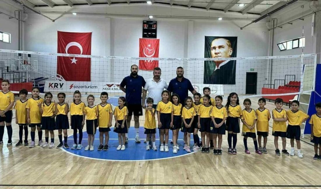 Yenişehir’de çocuklardan spora yoğun ilgi Bursa’nın Yenişehir ilçesinde çocuklar için futbol ve voleybol yaz okulu