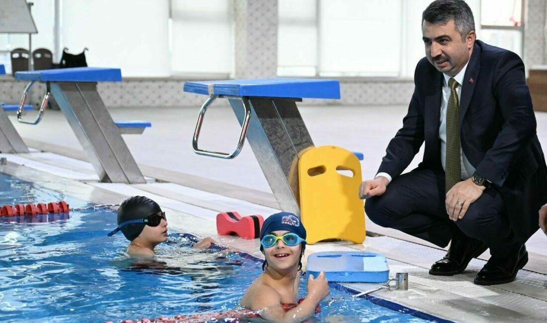 Bursa-Yıldırım Belediyesi Yaz Spor Okulları’nda yüzme kursuna devam eden çocuklar,