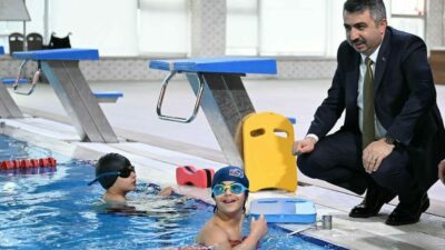 Bursa-Yıldırım Belediyesi Yaz Spor Okulları’nda yüzme kursuna devam eden çocuklar,