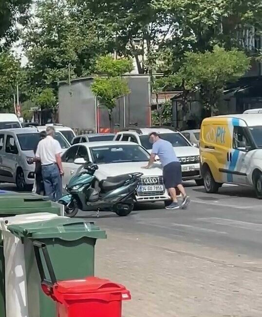 Bursa’da yol verme meselesi nedeniyle çıkan tartışmada motosikletinden inip otomobilin
