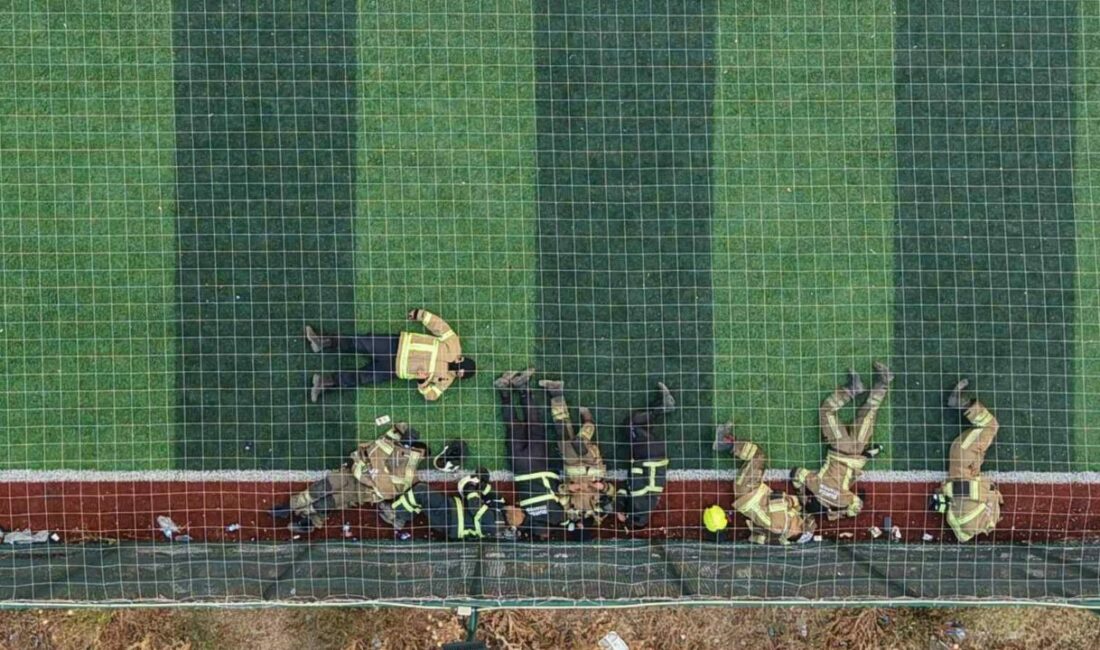 Yorulmayan alev savaşçıları halı sahada böyle dinlendi Bursa’da üç ilçeyi etkileyen ve 3 köyün boşaltılmasına sebep olan