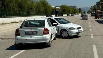 Bursa’nın İnegöl ilçesinde meydana gelen kazada 2 otomobil çarpıştı; 2