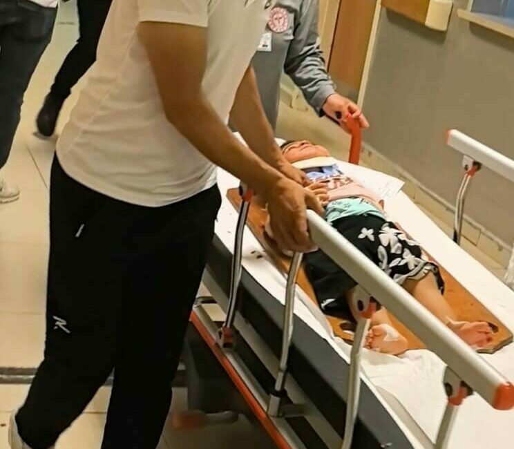 2 yaşındaki çocuk balkondan düştü Bursa’nın İnegöl ilçesinde meydana gelen olayda apartmanın 1. katındaki balkondan