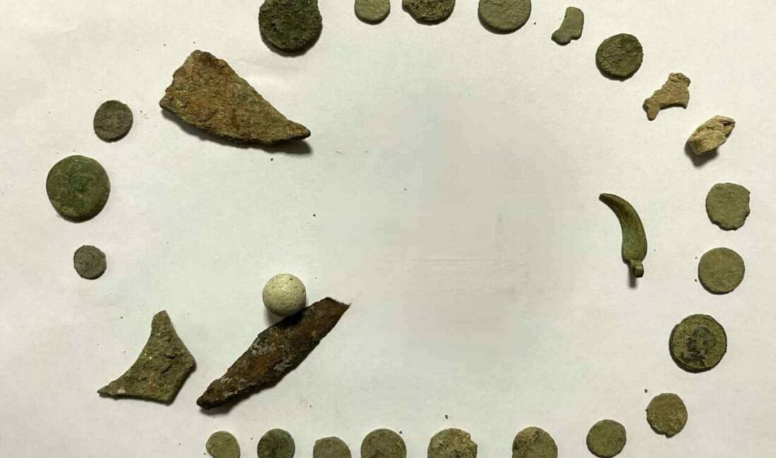 27 adet tarihi eser Bursa İl Emniyet Müdürlüğü tarafından yakalandı Bursa’nın İnegöl ilçesinde Emniyet Müdürlüğü ekipleri şüphelendikleri araçta tarihi eserler