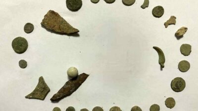 Bursa’nın İnegöl ilçesinde Emniyet Müdürlüğü ekipleri şüphelendikleri araçta tarihi eserler