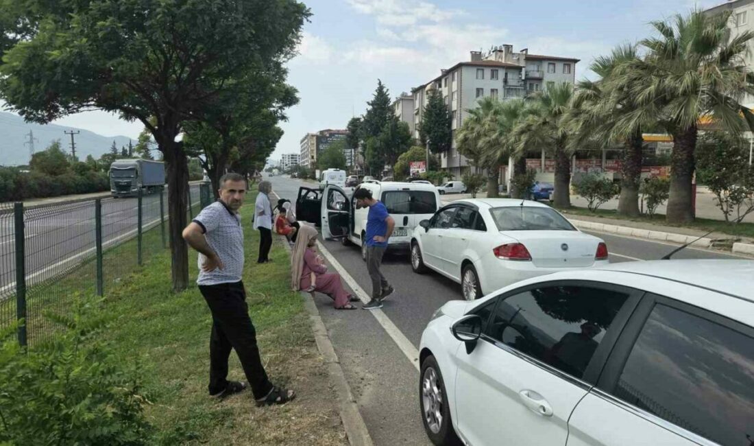 3 otomobil bir birine girdi, 1 bebek ve çocuk yaralandı Orhangazi ilçesinde Yalova-Bursa karayolu Orhangazi çıkışında yavaşlayan trafikte üç araç