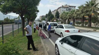 Orhangazi ilçesinde Yalova-Bursa karayolu Orhangazi çıkışında yavaşlayan trafikte üç araç