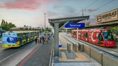 Bursa Büyükşehir Belediyesi, vatandaşların tören ve kutlamalara kolaylıkla ulaşabilmesi amacıyla