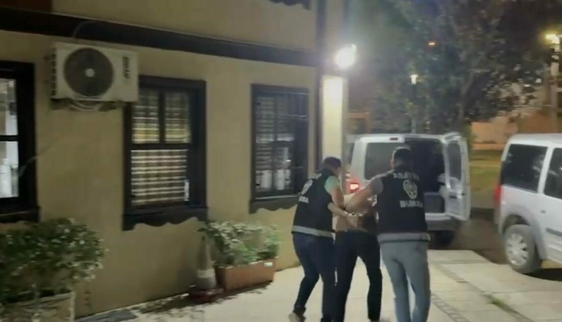 41 yıl hapis cezası olan katil zanlısı konteynerde yakalandı Bursa’da 2013’te işlenen kasten cinayet olayının firari zanlısı, saklandığı konteynerde