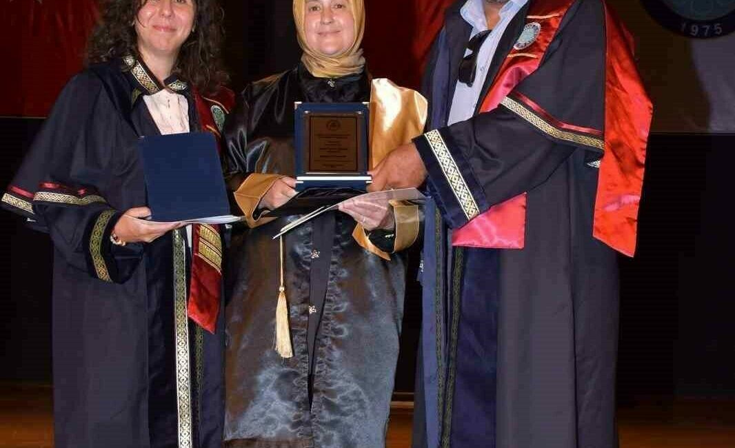 50 yaşındaki 5 çocuklu anne, üniversitede bölüm birincisi oldu Pandemide girdiği üniversite sınavını kazanarak eğitim hayatına yeniden başlayan 50