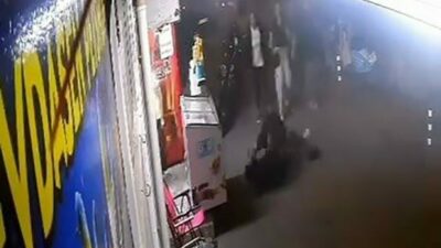 Bursa’da vatandaşların kavgası, sokağa taştı. Taraflardan birinin yakını olan kadın