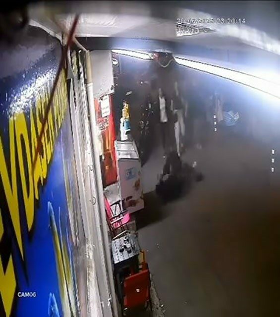 Adamların kavgasına kadın da tekme ile karıştı Bursa’da vatandaşların kavgası, sokağa taştı. Taraflardan birinin yakını olan kadın