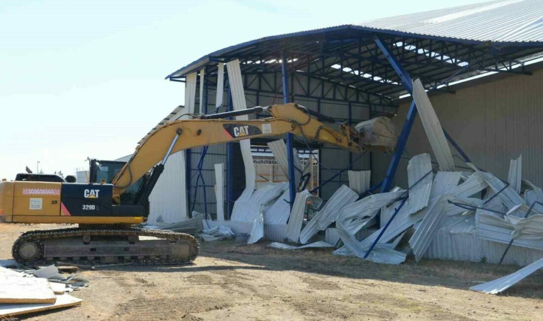 Nilüfer Belediyesi, kaçak yapılaşmayla mücadelesi kapsamında Akçalar Mahallesi’nde, iş yeri