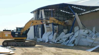 Nilüfer Belediyesi, kaçak yapılaşmayla mücadelesi kapsamında Akçalar Mahallesi’nde, iş yeri