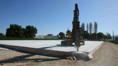 Nilüfer Belediyesi yıkım ekipleri, Alaaddinbey Mahallesi’nde biri 2 bin 500