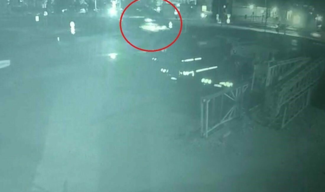 Alkollü sürücünün 2 kız kardeşi hayattan kopardığı kaza anı kamerada Bursa’nın Nilüfer ilçesinde otomobil ile hafif ticari aracın çarpıştığı kazada,