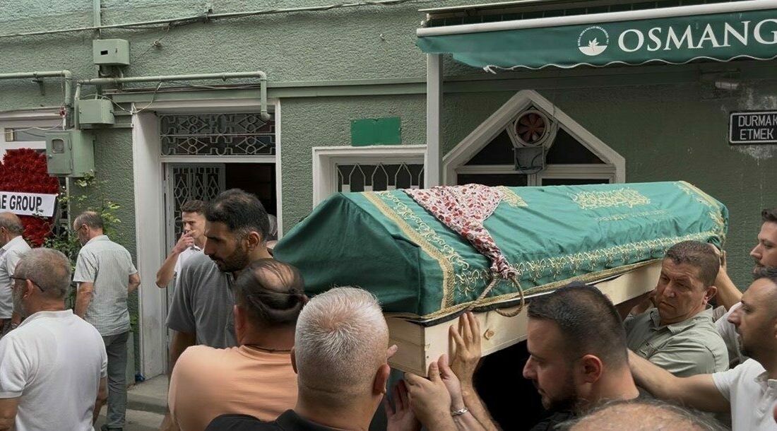 Alkollü sürücünün neden olduğu kazada hayatını kaybeden iki kardeş, son yolculuklarına uğurlandı Bursa’da alkollü sürücünün neden olduğu kazada hayatını kaybeden Tuğba ve