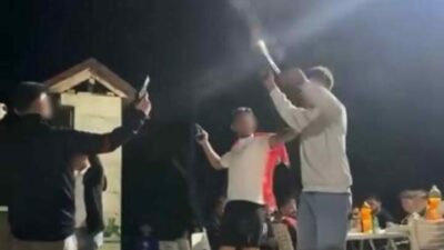 Bursa’nın Kestel ilçesinde asker eğlencesi düzenlendi. Silahların ateşlenmesiyle gölgelenen eğlenceye