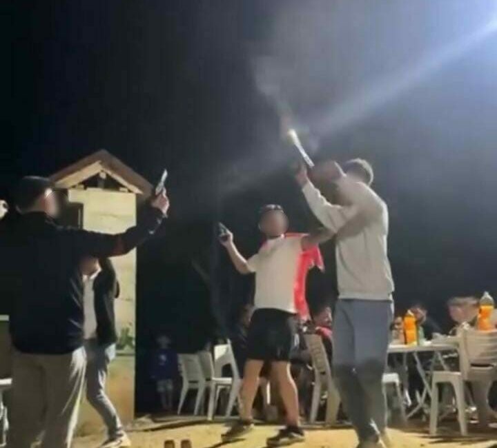 Asker eğlencesinde silahlar ateşlendi Bursa’nın Kestel ilçesinde asker eğlencesi düzenlendi. Silahların ateşlenmesiyle gölgelenen eğlenceye