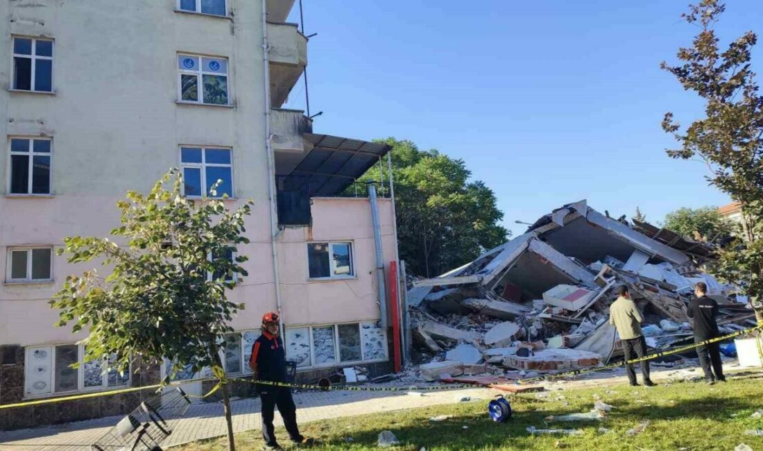 ‘Balıkesir’de depremin yaralarını birlikte sardık’ Bursa Büyükşehir Belediyesi, Balıkesir’in Sındırgı ilçesinde meydana gelen 6.1 büyüklüğündeki