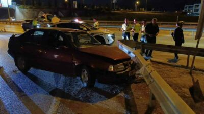 Bursa’nın İnegöl ilçesinde alkollü sürücü bariyerlere çarptı. Kaza sonucu hafif