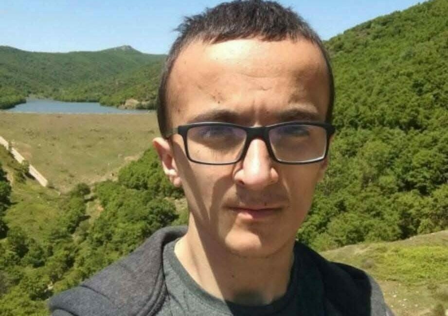 Başı çekyatın altına sıkışmış halde ölü bulundu Bursa’nın Yenişehir ilçesinde 23 yaşındaki bir genç, başı çekyatın altına