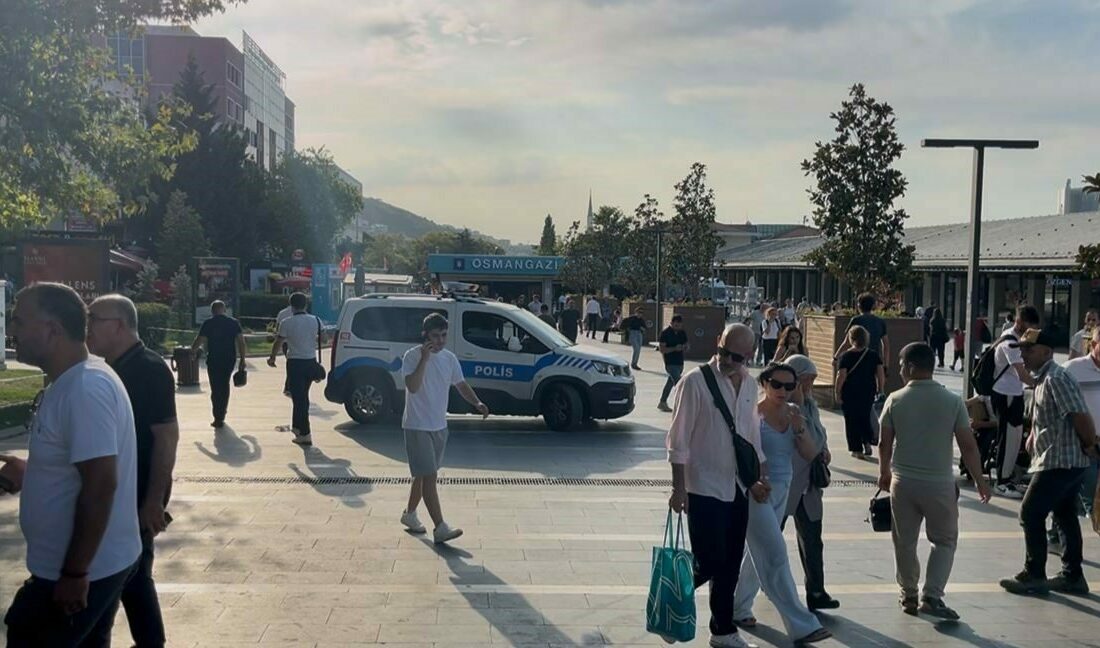 Bursa’da bıçakla husumetlisinin üzerine yürüyen saldırgan, bir anda tek yumrukla