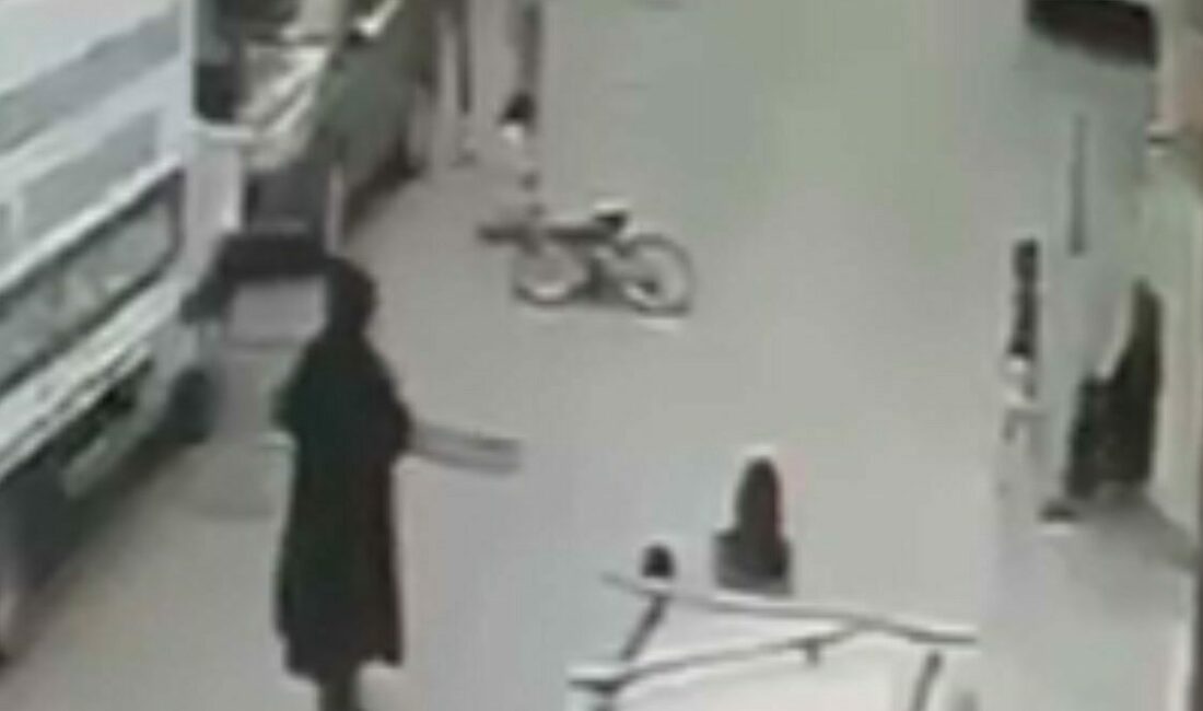 Bisikletiyle kontrolden çıkan çocuk otomobile çarptı, kaza anı kamerada Bursa’da bisikletiyle kontrolden çıkan çocuk, park halindeki otomobile çarptı. O