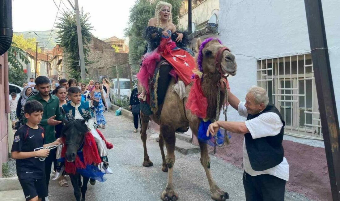 Bursa’da bir sünnet düğününde sünnet çocuğu Midilli cinsi atla mahalle