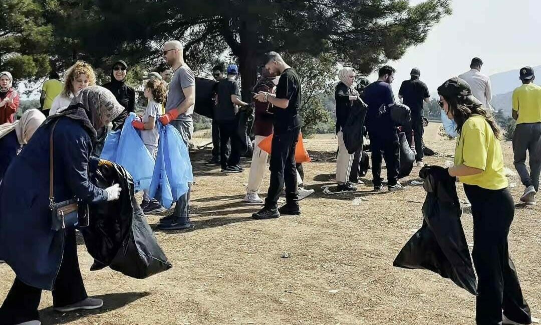 Bu kez yürüyüş değil, temizlik için bir araya geldiler Bursa’da doğa yürüyüşleri düzenleyen Yağlı Tabanlar Grubu üyeleri, bu kez