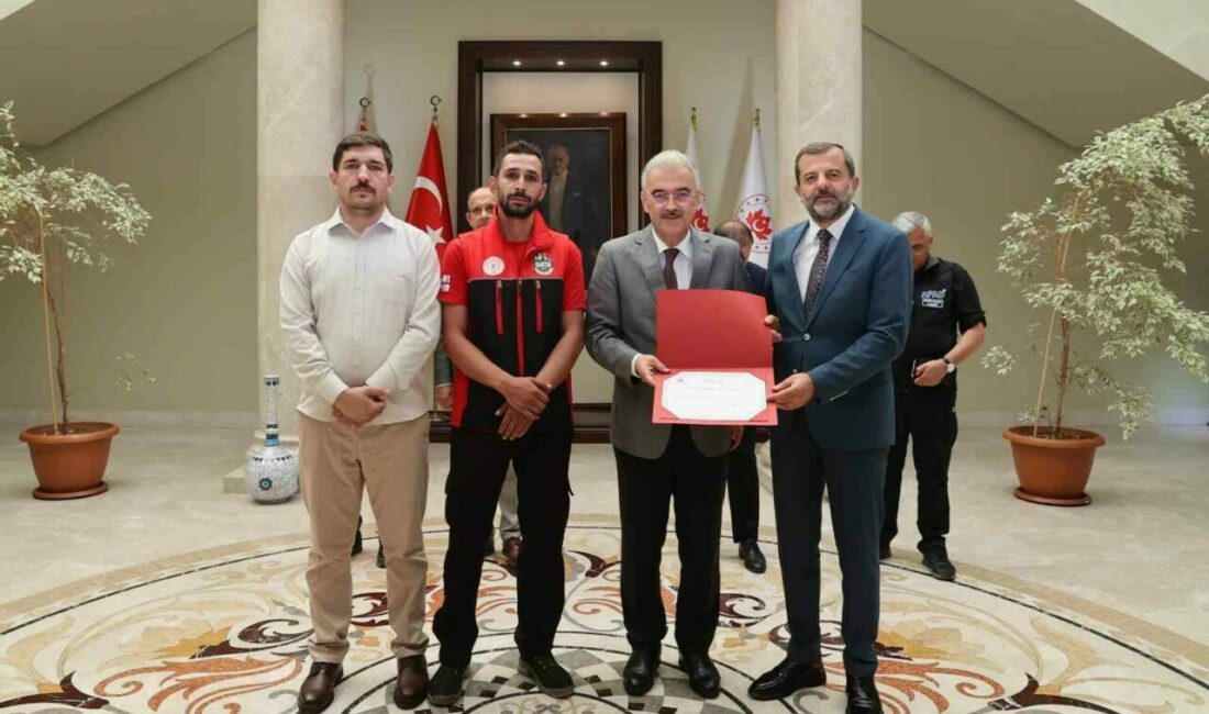 Bursa Valisi Ayyıldız’dan yangın kahramanlarına teşekkür Bursa’da meydana gelen orman yangınlarına gönüllü olarak müdahale eden kurum,