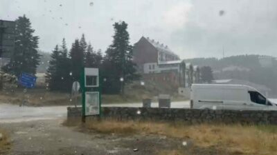 Bursa’da aşırı sıcaklıklardan bunalan vatandaşlar, 5 dakika etkili olan yağmurla