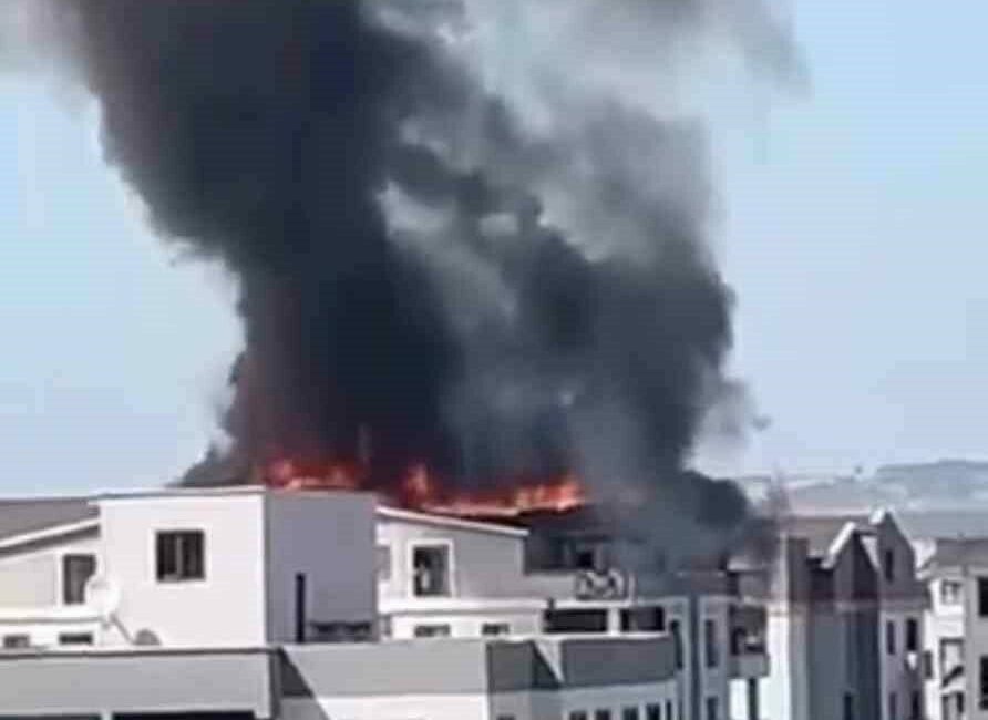 Bursa’da 6 katlı apartmanda yangın Bursa’da 6 katlı bir apartmanın en üst katında yangın çıktı.