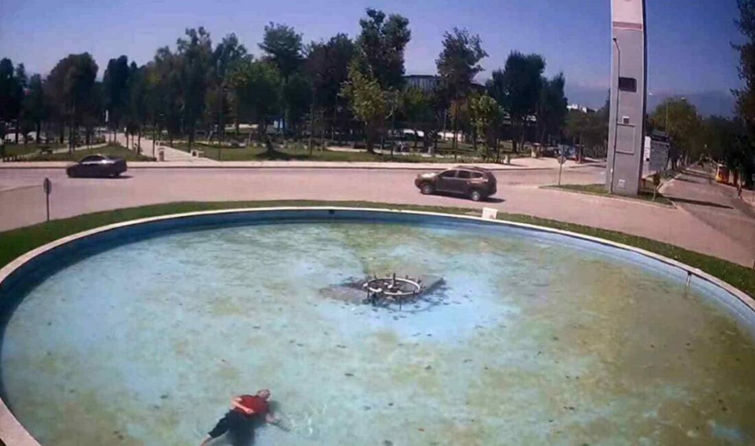 Bursa’da alkollü şahıs süs havuzuna düştü Bursa’nın İnegöl ilçe merkezinde bulunan süs havuzuna düşen alkollü şahıs,