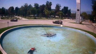Bursa’nın İnegöl ilçe merkezinde bulunan süs havuzuna düşen alkollü şahıs,