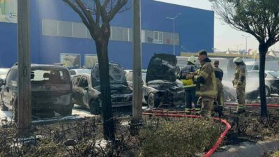 Bursa’daki bir AVM’nin dış otoparkında çıkan yangın paniğe neden oldu.