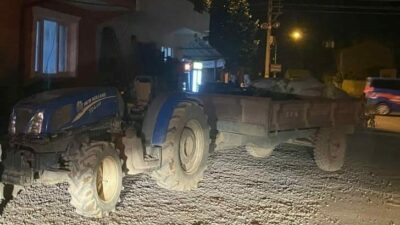 Bursa’nın İnegöl ilçesinde babasının kullandığı traktörün önüne atlayan çocuk, traktörün